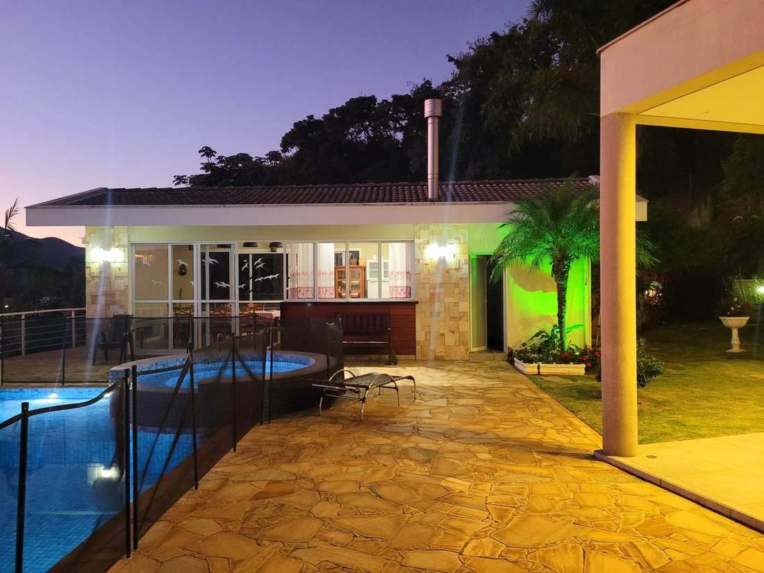 Área de lazer ao entardecer
